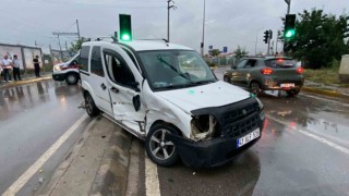 Kocaelide ticari taksi ile hafif ticari araç çarpıştı: 4 yaralı