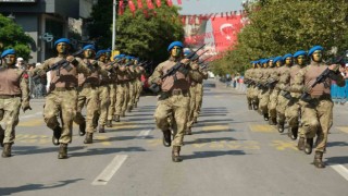 Komandoların tüfekli gösterileri izleyenleri mest etti