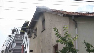 Konserve pişirmek için yakılan ateş çatıda yangın çıkardı