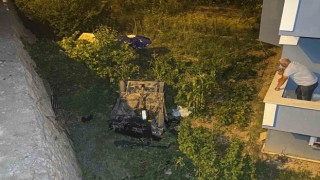 Kontrolden çıkan araç 7 metrelik istinat duvarından bahçeye uçtu: 1 yaralı