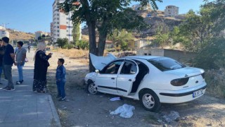 Kontrolden çıkan otomobil ağaca çarparak durabildi: 3 yaralı