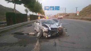 Kontrolden çıkan otomobil bariyerlere çarptı: 3 yaralı