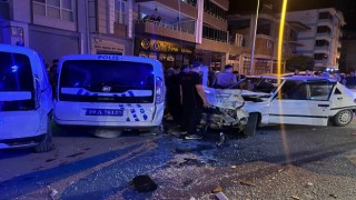 Kontrolden çıkan otomobil park halindeki polis otosuna böyle çarptı: 3 yaralı