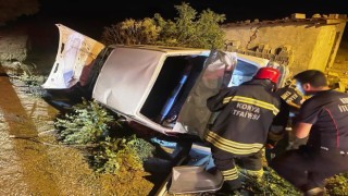 Konyada yoldan çıkan otomobil bahçe duvarına çarptı: 1 yaralı