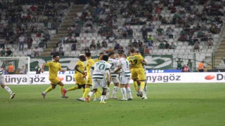 Konyaspor - İstanbulspor maçının son dakikalarında tartışma çıktı