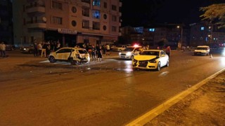 Köpeğe çarpmamak için ani fren yapınca başka otomobil çarptı: 5 yaralı