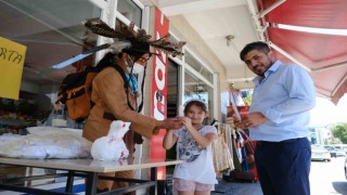 Kovboy kılığında tulum peyniri ikramı