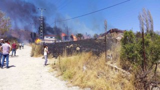 Köyde çıkan yangında 3 ev ve 1 samanlık küle döndü