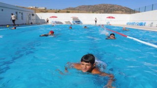 Kozlukta 700 kişiye yüzme eğitimi veriliyor