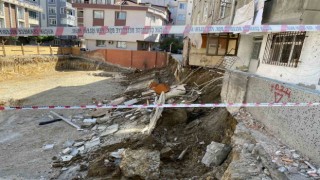 Küçükçekmecede istinat duvarı çöktü, 2 bina tahliye edildi