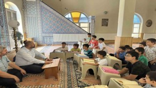 Kuran kursu öğrencilerine dondurma ikramı