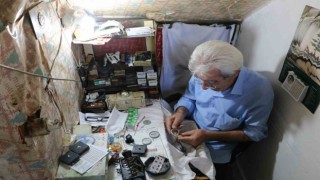 Kurma saat ustası zamanı ayarlarken 50 yılını 2,5 metrekareye sığdırdı