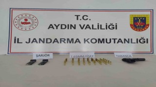 Kuşadasında bir evde ruhsatsız silah ele geçirildi