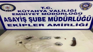 Kütahyada bir kişinin üzerinde uyuşturucu madde ele geçirildi