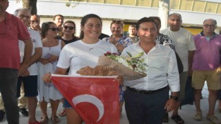 Kuzey Kanalını yüzerek geçerek adını tarihe yazdıran Aysu memleketinde coşkuyla karşılandı