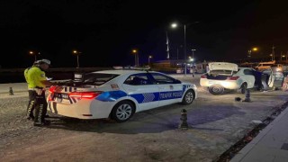 Lastiği patlayan otomobil dubalara çarptı