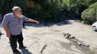 Mahalleli ağır tonajlı araçlardan bozulan yolu barikat kurarak trafiğe kapattı