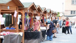 Maharetli Eller Alıcısını Bekler