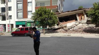 Malatyada ağır hasarlı bina yıkım sırasında sağlam binanın üzerine çöktü