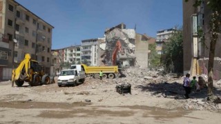 Malatyada ağır hasarlı binanın kontrollü yıkımında göçük: 1 yaralı