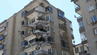 Malatyada bir bölümü yıkılan bina tehlike saçıyor