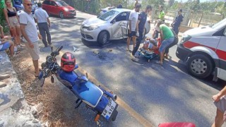Manevra yapan otomobile çarpan motosikletli yaralandı
