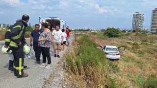 Manisada otomobil yol kenarındaki araziye uçtu: 2si çocuk 3 yaralı