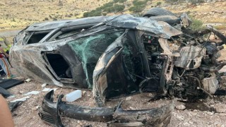 Mardinde araç şarampole yuvarlandı: 1i ağır 2 yaralı