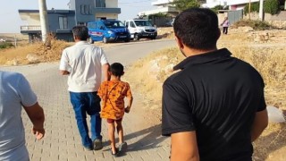 Mardinde kayıp ihbarı verilen çocuk komşunun avlusunda uyurken bulundu
