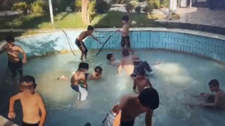 Mardinde sıcak havadan bunalan çocuklar süs havuzuna daldı