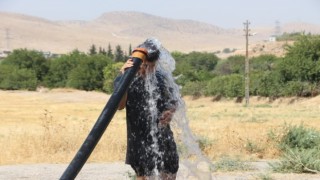 Mardinde sıcaktan bunalan vatandaş tarım sulama hortumu ile serinledi