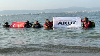 Marmara depreminin 24. yıl dönümünde batık şehre dalarak bayrak açtılar