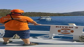 Marmaris açıklarında karaya oturan tekneyi KIYEM ekipleri kurtardı