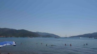 Marmariste denizdeki teknelerin çokluğu dikkat çekiyor