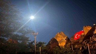 Mavi Ay Peribacasına yansıtılan Türk bayrağı ile görüntülendi