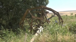Mazotsuz ve elektriksiz tarlasına su çekmenin yolunu buldu