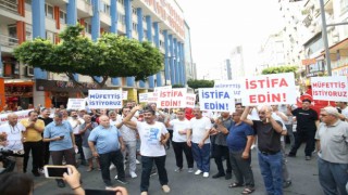 Mersinde çarşı esnafı dükkanlarının yıkılmaması için yolu trafiğe kapattı