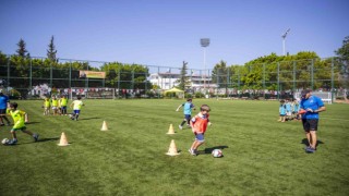 Mersin'de 12 ay ücretsiz futbol kursları büyük ilgi görüyor