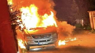 Minibüs alev alev yandı