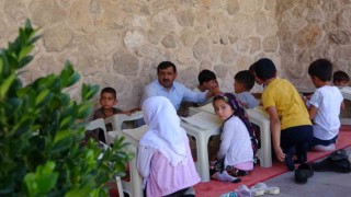 Minikler yaz Kuran kursunda hat sanatını öğreniyor