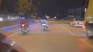 Motosikletli gençlerin tehlikeli yolculuğu kamerada