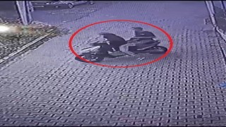 Motosikletli hırsızlar balkonda asılı çamaşırları çaldı