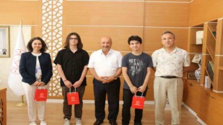 Müdür Başyiğit, öykü yarışmasında derece alan öğrencileri kabul etti