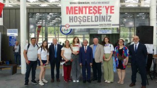 Muğlada üniversite öğrencilerine karanfilli karşılama