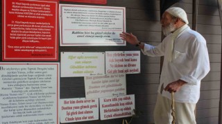 Muhtarlık duvarına astığı Yunus Emrenin sözleriyle vatandaşların ilgisini çekiyor