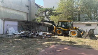Muratlıda Eski Öğretmenevi binası yıkılıyor