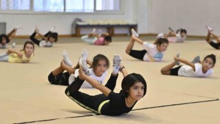 Muratpaşada yaz dönemi spor okulları cimnastik programına yoğun ilgi