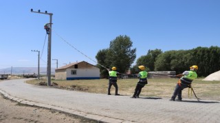 Muşta eski elektrik şebekesi yenileniyor