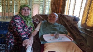 Mutlu olsun diye ıslık bile çalıyor: Vefalı eş, 17 yıldır bakıyor kocasına bebek gibi bakıyor
