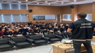 Narkotik polisi meslektaşlarına uyuşturucu ile mücadele eğitimi verdi